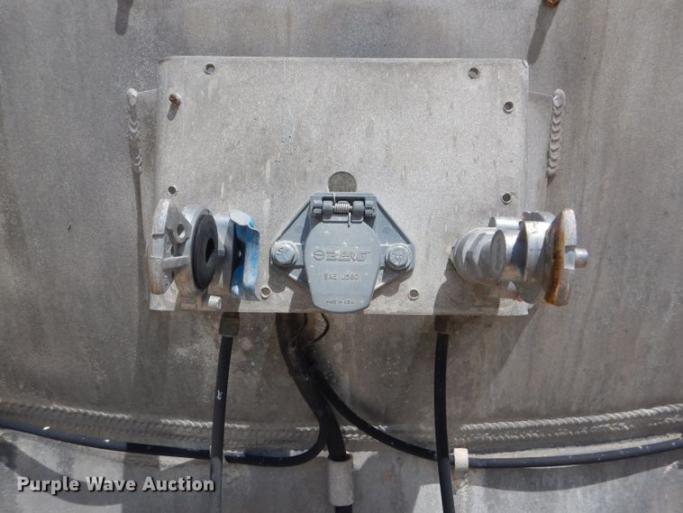 image for item HM9624 1970 Beall Pipe and Tank 207 tank trailer