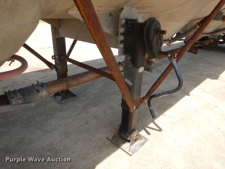 image for item HM9624 1970 Beall Pipe and Tank 207 tank trailer