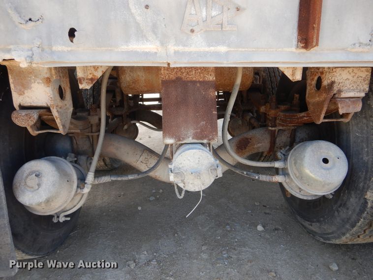 image for item HM9624 1970 Beall Pipe and Tank 207 tank trailer