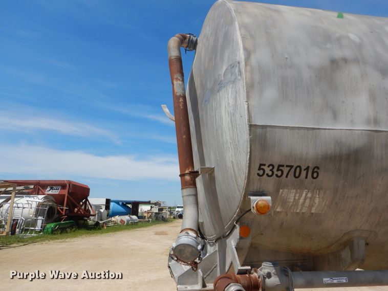 image for item HM9624 1970 Beall Pipe and Tank 207 tank trailer