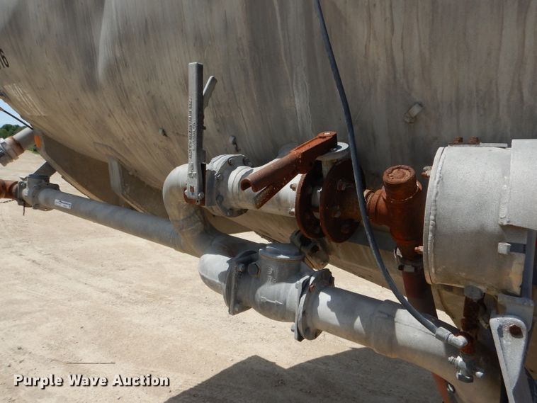 image for item HM9624 1970 Beall Pipe and Tank 207 tank trailer