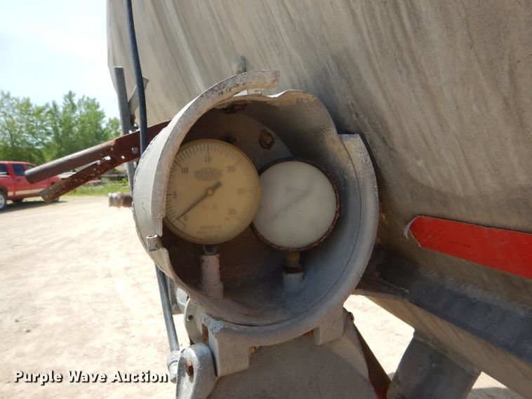 image for item HM9624 1970 Beall Pipe and Tank 207 tank trailer