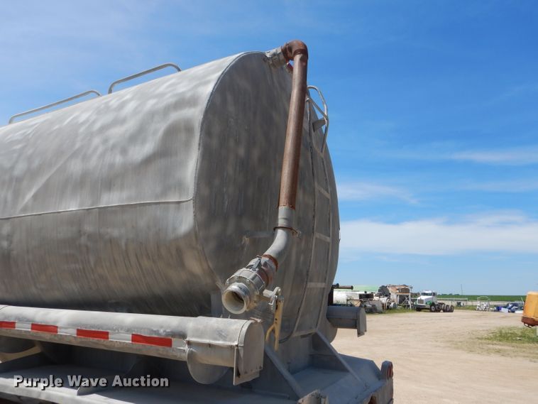 image for item HM9624 1970 Beall Pipe and Tank 207 tank trailer