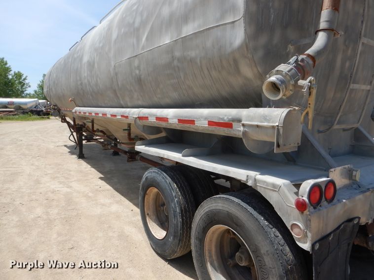 image for item HM9624 1970 Beall Pipe and Tank 207 tank trailer