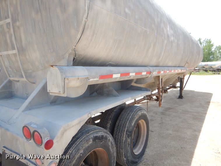 image for item HM9624 1970 Beall Pipe and Tank 207 tank trailer