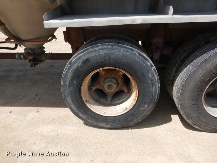 image for item HM9624 1970 Beall Pipe and Tank 207 tank trailer