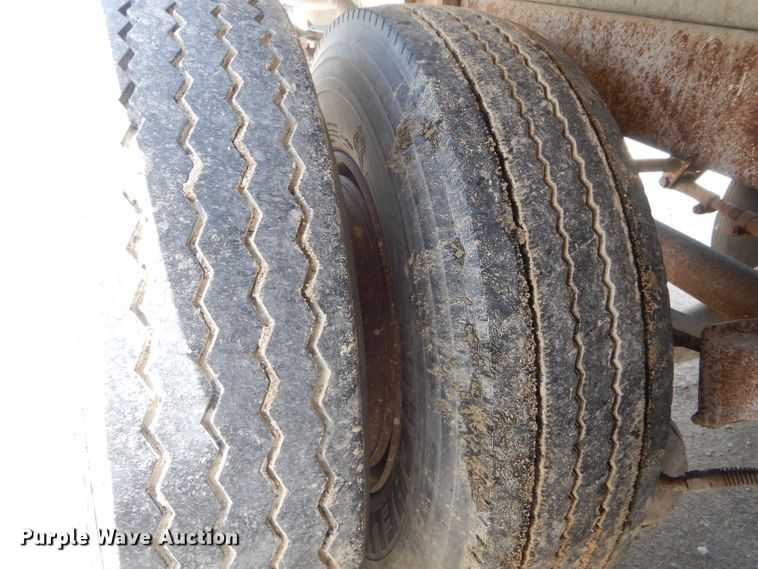 image for item HM9624 1970 Beall Pipe and Tank 207 tank trailer