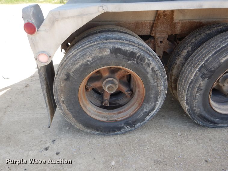 image for item HM9624 1970 Beall Pipe and Tank 207 tank trailer