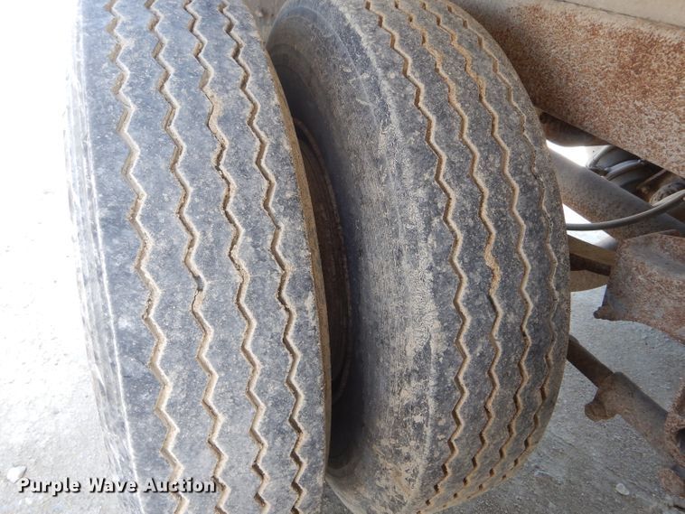 image for item HM9624 1970 Beall Pipe and Tank 207 tank trailer