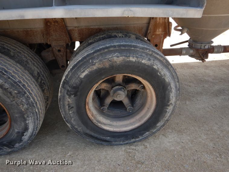 image for item HM9624 1970 Beall Pipe and Tank 207 tank trailer