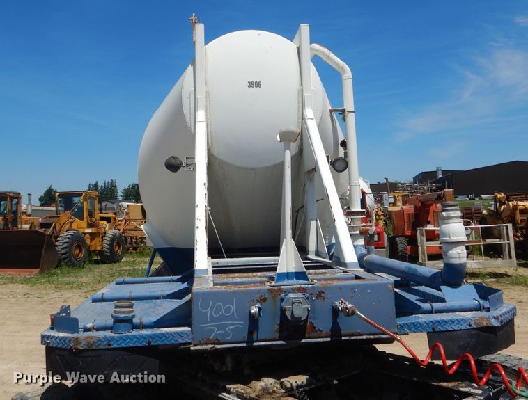 image for item HM9625 1982 J&L 3372 pneumatic dry bulk trailer