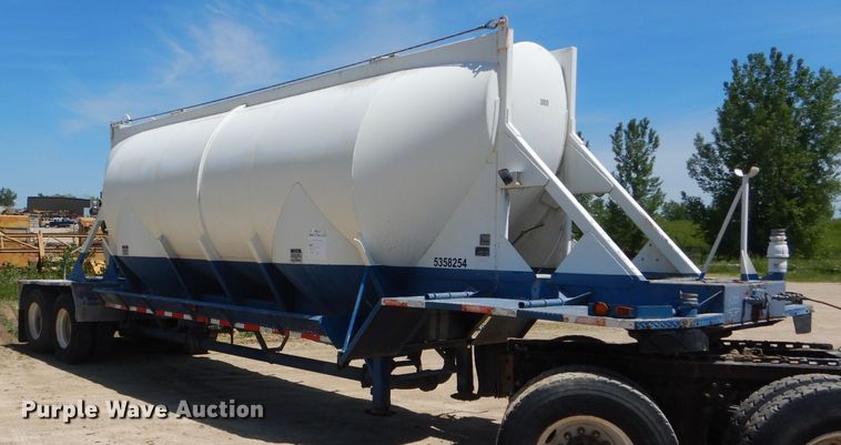 image for item HM9625 1982 J&L 3372 pneumatic dry bulk trailer