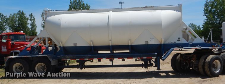 image for item HM9625 1982 J&L 3372 pneumatic dry bulk trailer