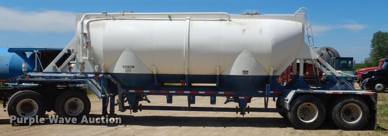 image for item HM9625 1982 J&L 3372 pneumatic dry bulk trailer