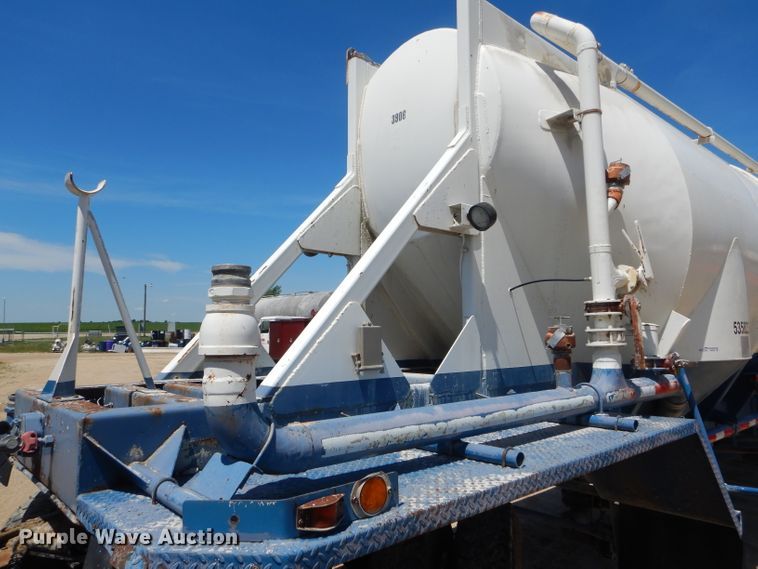 image for item HM9625 1982 J&L 3372 pneumatic dry bulk trailer