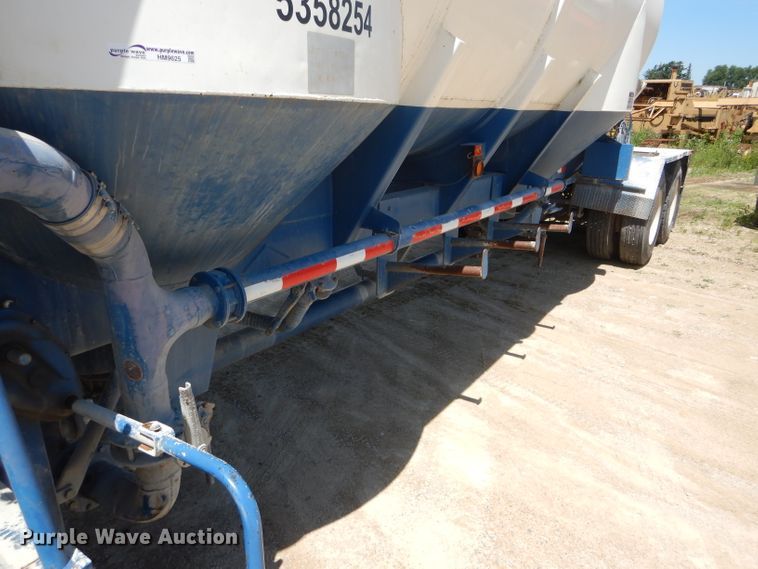 image for item HM9625 1982 J&L 3372 pneumatic dry bulk trailer