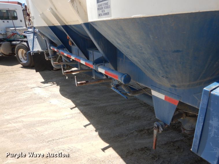 image for item HM9625 1982 J&L 3372 pneumatic dry bulk trailer