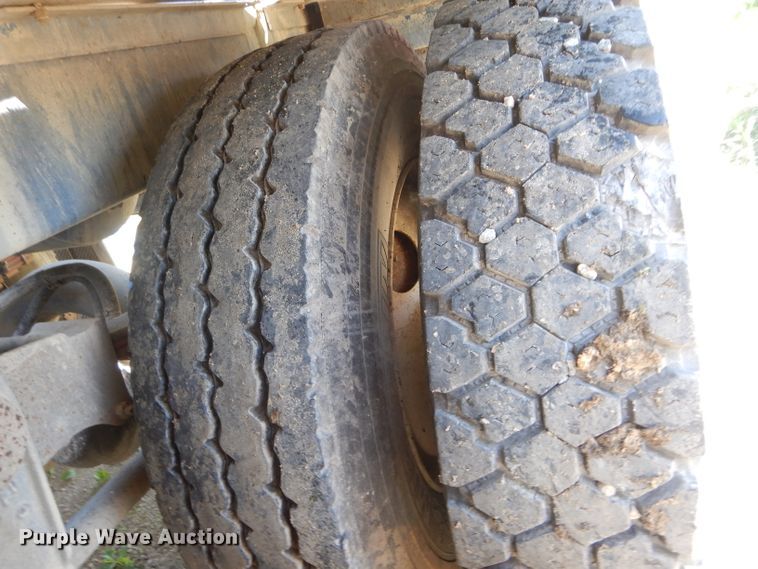 image for item HM9625 1982 J&L 3372 pneumatic dry bulk trailer