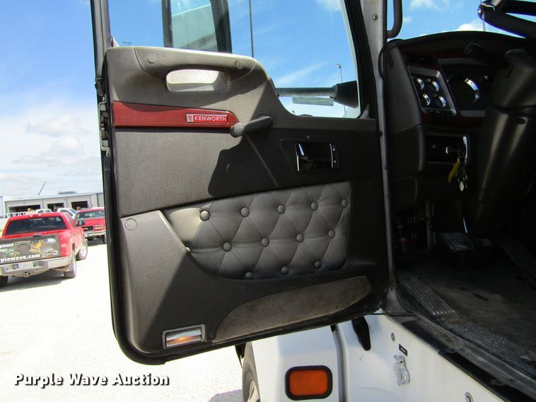 image for item HM9705 2007 Kenworth T600  semi truck