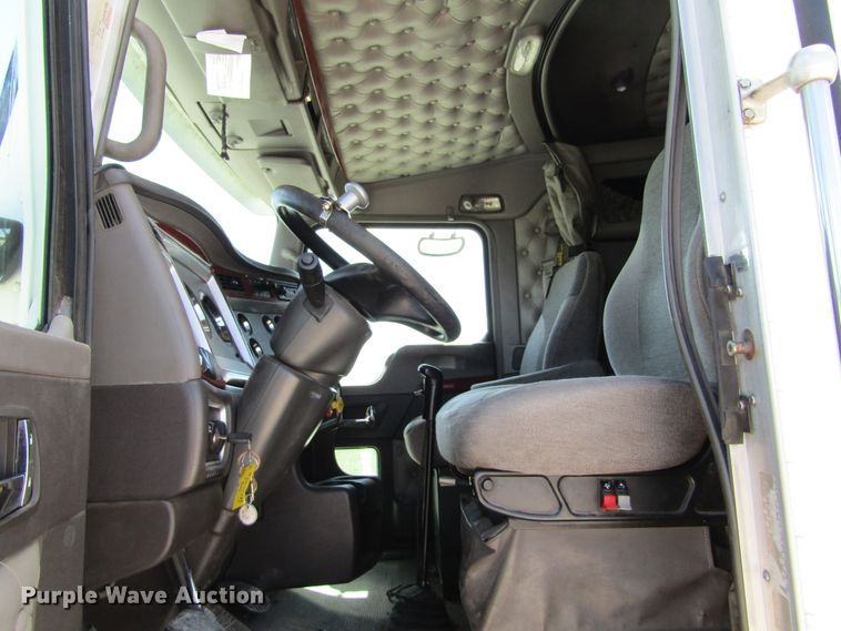 image for item HM9705 2007 Kenworth T600  semi truck