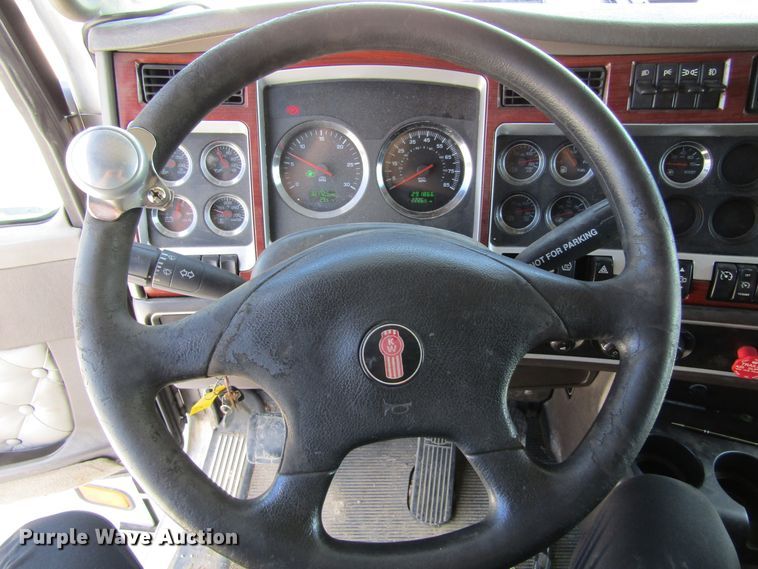 image for item HM9705 2007 Kenworth T600  semi truck