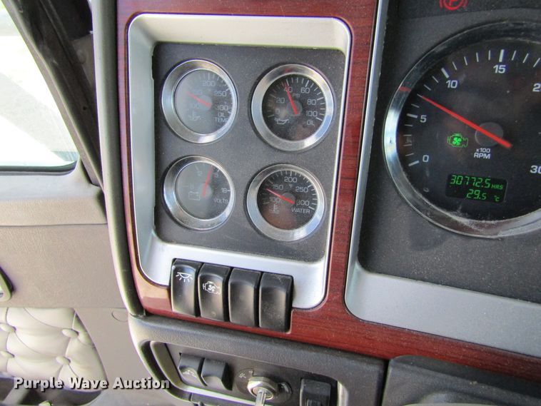 image for item HM9705 2007 Kenworth T600  semi truck