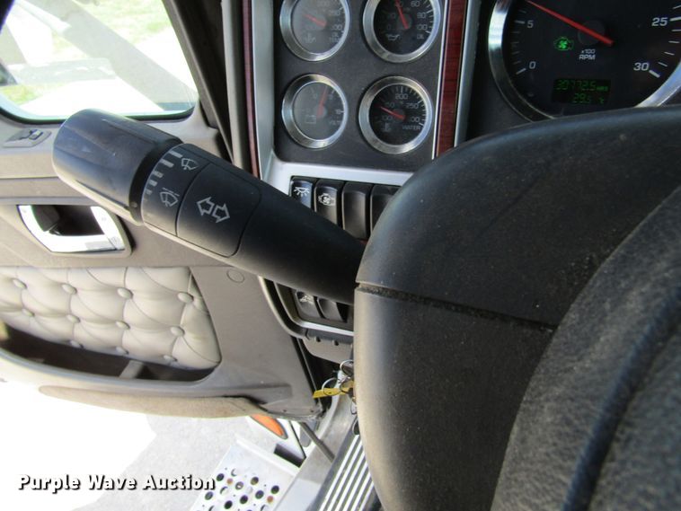 image for item HM9705 2007 Kenworth T600  semi truck