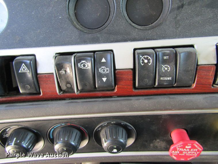 image for item HM9705 2007 Kenworth T600  semi truck