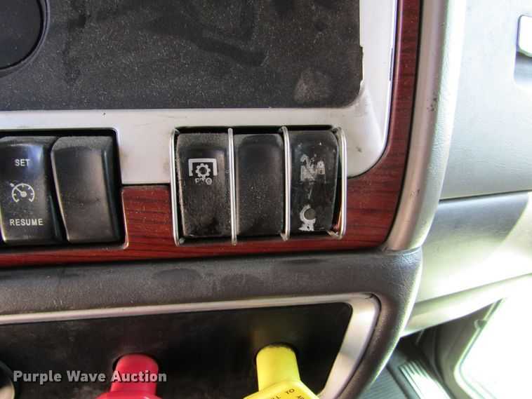 image for item HM9705 2007 Kenworth T600  semi truck