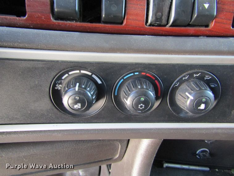 image for item HM9705 2007 Kenworth T600  semi truck