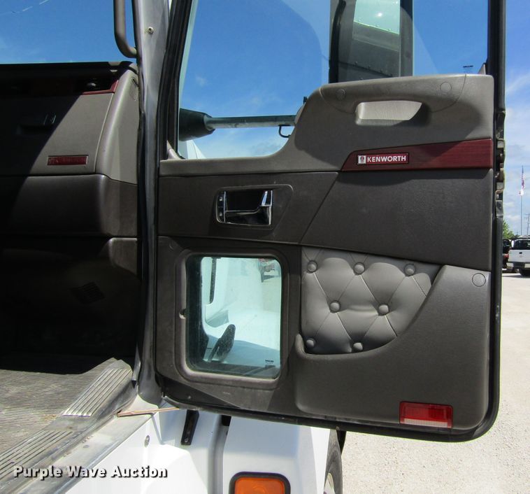 image for item HM9705 2007 Kenworth T600  semi truck