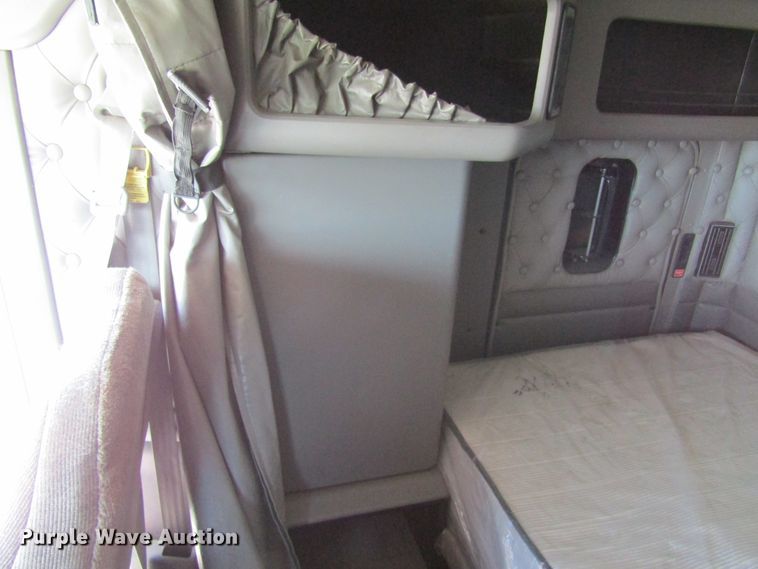 image for item HM9705 2007 Kenworth T600  semi truck