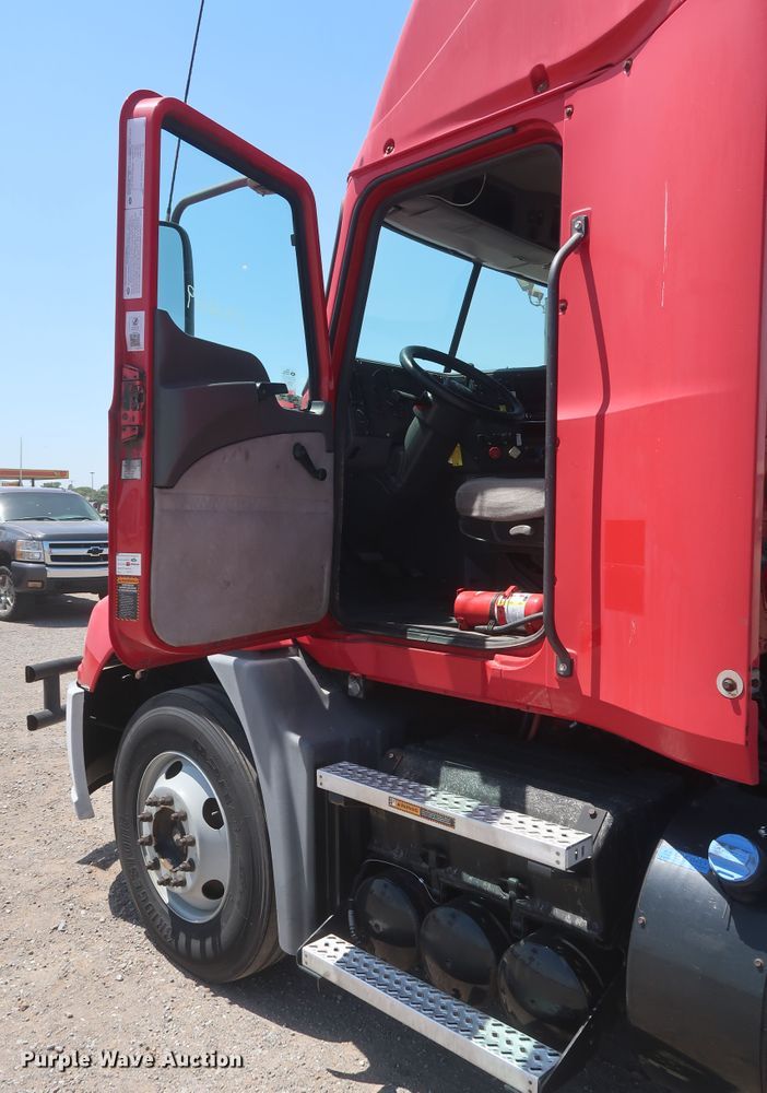 image for item HT9525 2014 Mack CXU612  semi truck