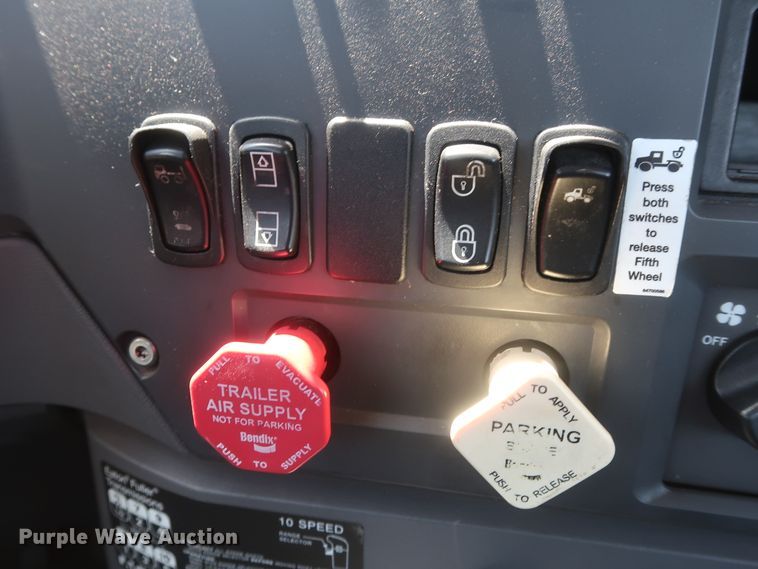 image for item HT9525 2014 Mack CXU612  semi truck