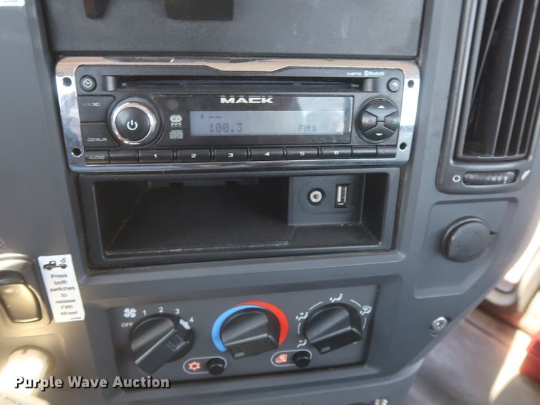 image for item HT9525 2014 Mack CXU612  semi truck