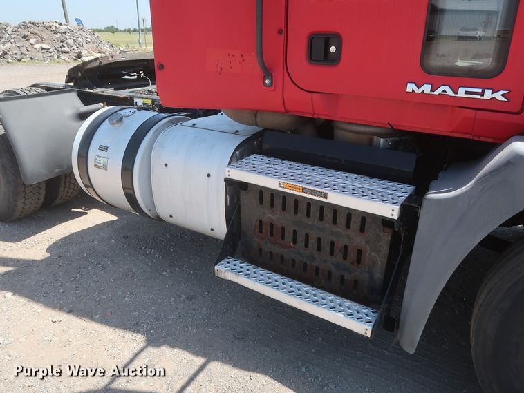 image for item HT9525 2014 Mack CXU612  semi truck