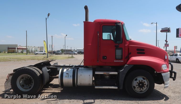 image for item HT9530 2014 Mack CXU612  semi truck
