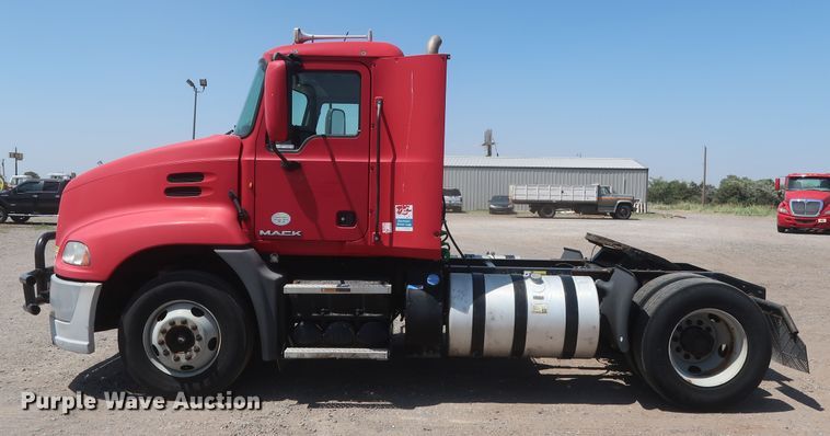 image for item HT9530 2014 Mack CXU612  semi truck