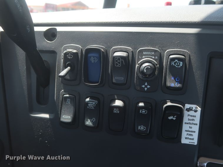 image for item HT9530 2014 Mack CXU612  semi truck