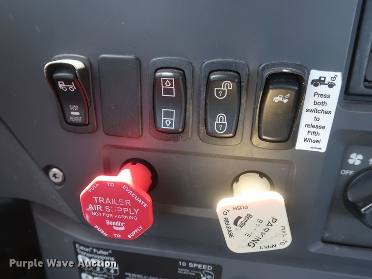 image for item HT9530 2014 Mack CXU612  semi truck