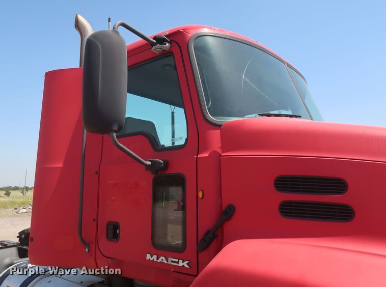 image for item HT9530 2014 Mack CXU612  semi truck