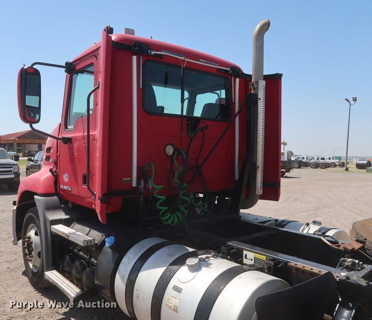 image for item HT9530 2014 Mack CXU612  semi truck