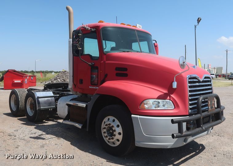 image for item HT9531 2014 Mack CXU613  semi truck