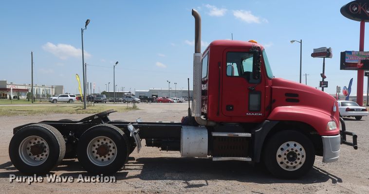 image for item HT9531 2014 Mack CXU613  semi truck