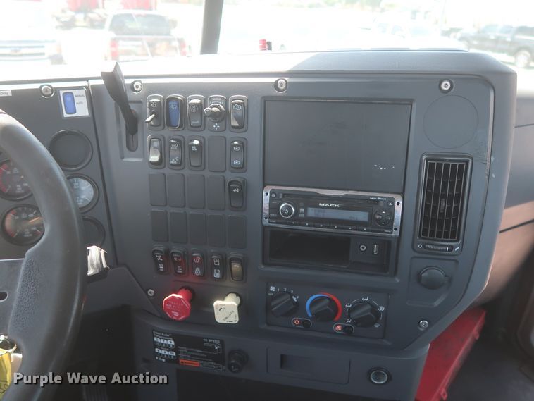 image for item HT9531 2014 Mack CXU613  semi truck