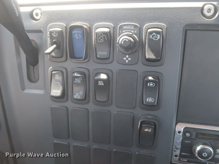 image for item HT9531 2014 Mack CXU613  semi truck