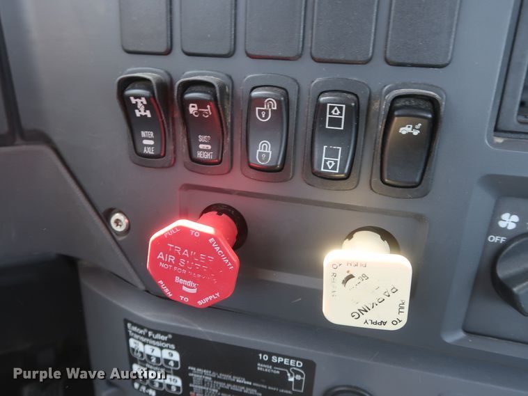 image for item HT9531 2014 Mack CXU613  semi truck