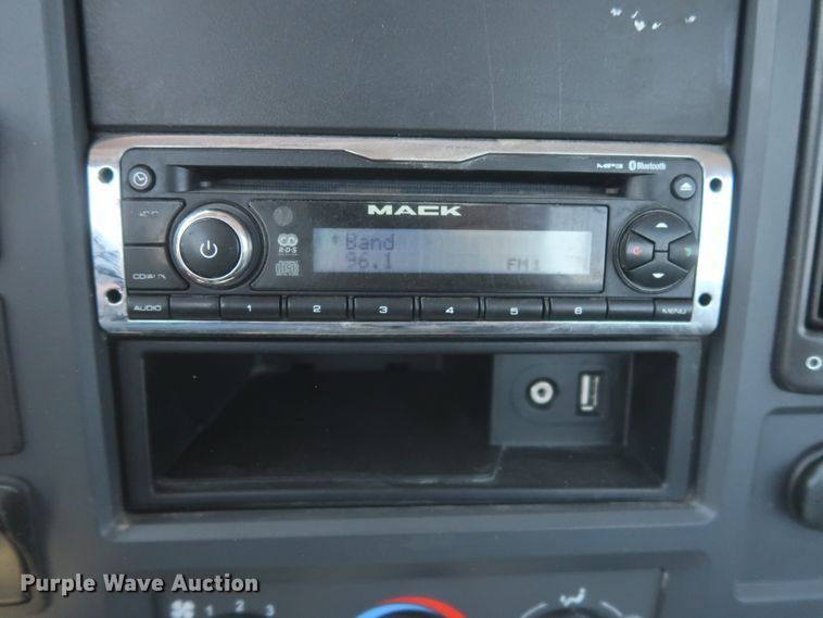 image for item HT9531 2014 Mack CXU613  semi truck