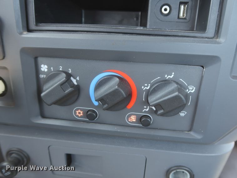 image for item HT9531 2014 Mack CXU613  semi truck