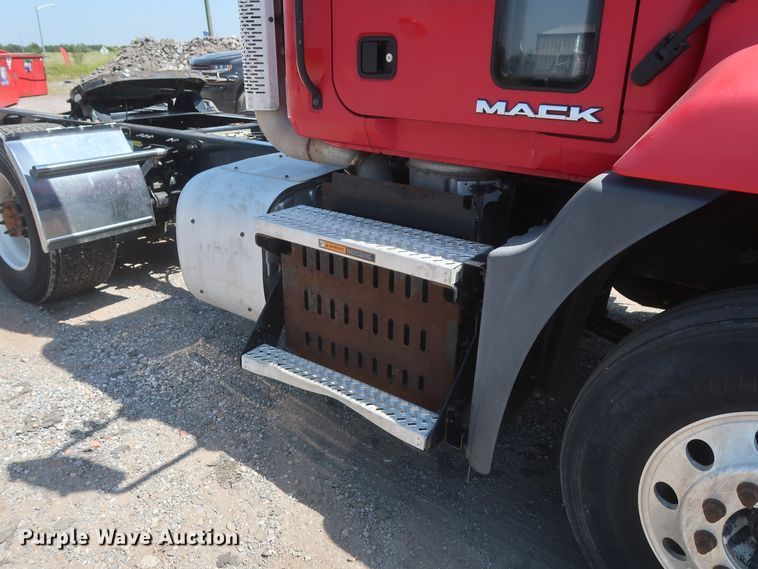 image for item HT9531 2014 Mack CXU613  semi truck